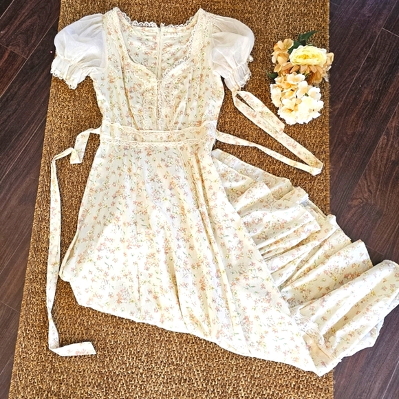 Vintage Dresses & Skirts - Vintage Women's Cottagecore Prairie Maxi Dress 1960s 70s Cream Calico Floral